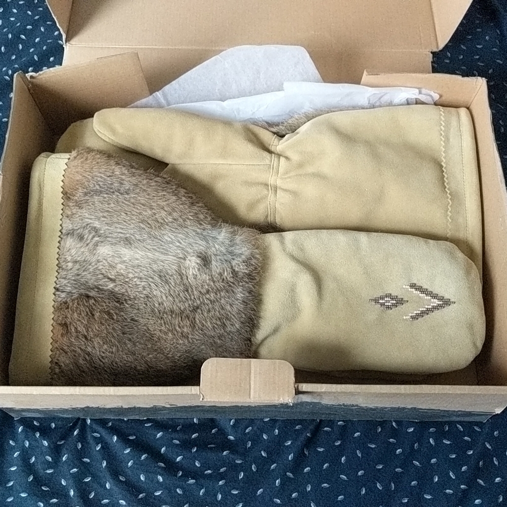 NWT Manitobah Mukluks Gauntlet Mitts Sz. Lrg
